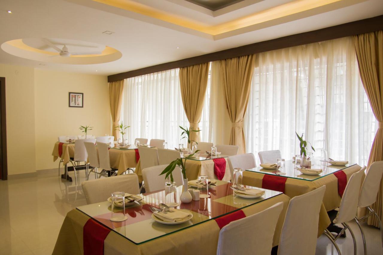 Hotel Park Riviera Guwahati Dış mekan fotoğraf
