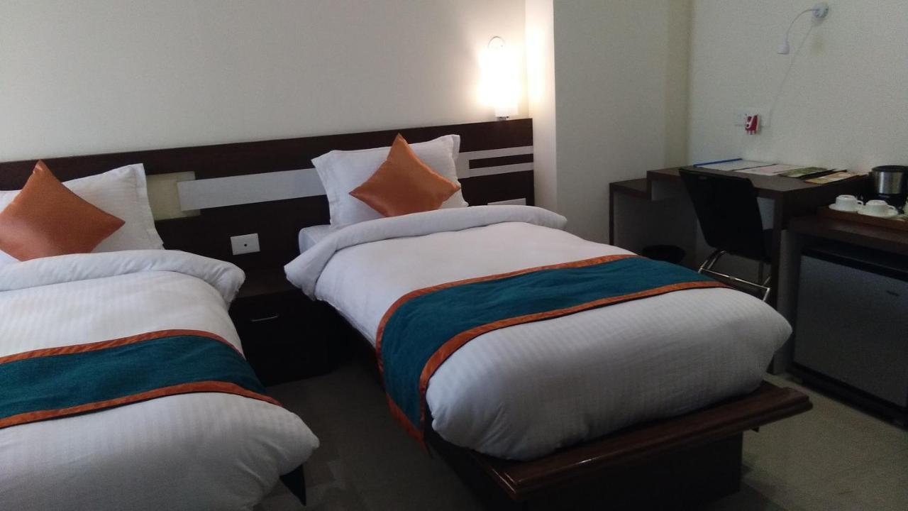 Hotel Park Riviera Guwahati Dış mekan fotoğraf