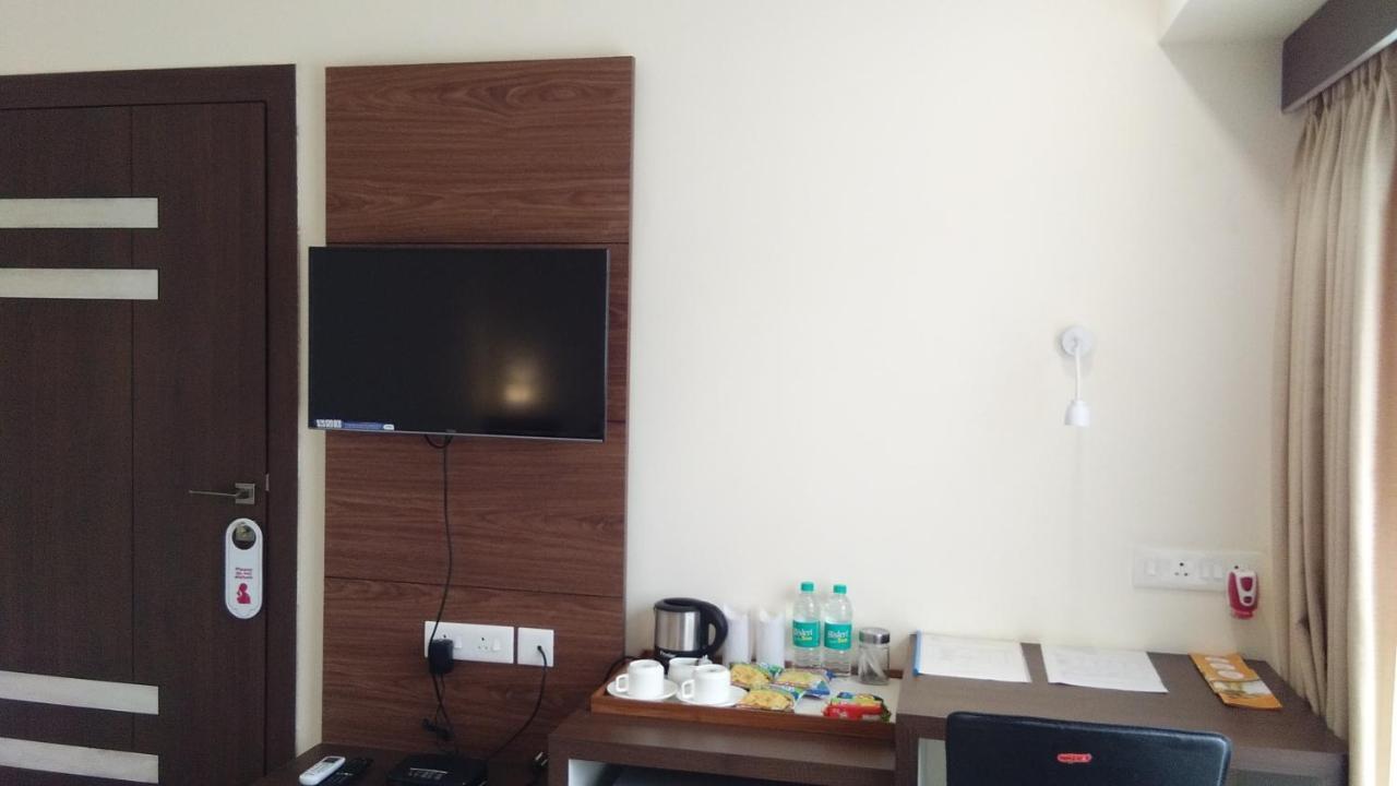 Hotel Park Riviera Guwahati Dış mekan fotoğraf